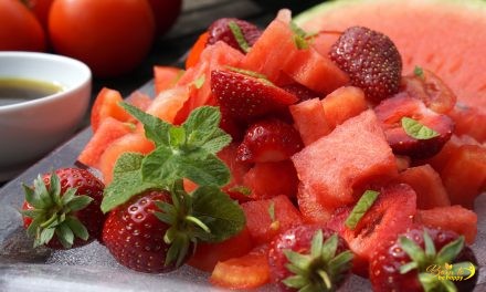 Hebefiguren-Salat aus Wassermelone, Erdbeere, Tomate und Minze