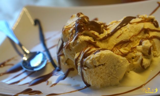 cremiges Vanilleeis (Primal, Keto, LCHF) mit Karamellsauce – natürlich selbstgemacht
