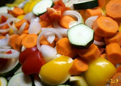 knusprige Hähnchenschenkel mit buntem Gemüse