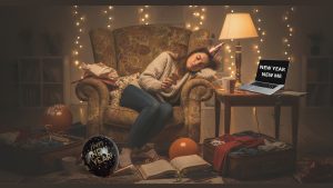 Erschöpfte Frau an Silvester - Neujahrsvorsätze und Burnout